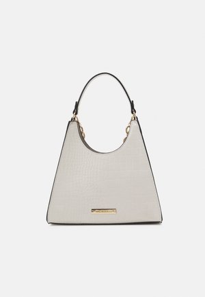 Sac à main en cuir texturé crocodile blanc avec une forme triangulaire, des accents noirs, une plaque en métal doré et une petite poignée courbée.