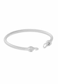 Silvrig snodd trådarmband med krokförslutning; har accentdetaljer och en polerad finish. Elegant och minimalistisk design.