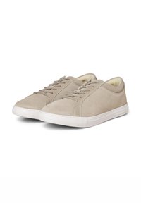 Zapatillas de ante beige con suelas y cordones de goma blancos, que presentan un diseño minimalista y una textura suave.