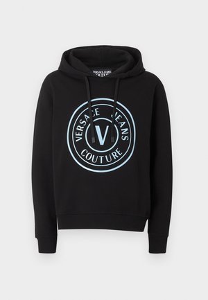 Svart hettegenser med lys blå Versace Jeans Couture-logo i sirkel på fronten og snor i hetten, ribbede mansjetter og kant.