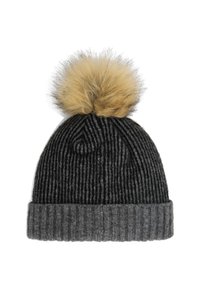 Beanie a coste grigio scuro con risvolto grigio chiaro e grande pom-pom soffice beige in cima, su sfondo bianco.