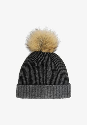 Beanie a coste grigio scuro con risvolto grigio chiaro e grande pom-pom soffice beige in cima, su sfondo bianco.