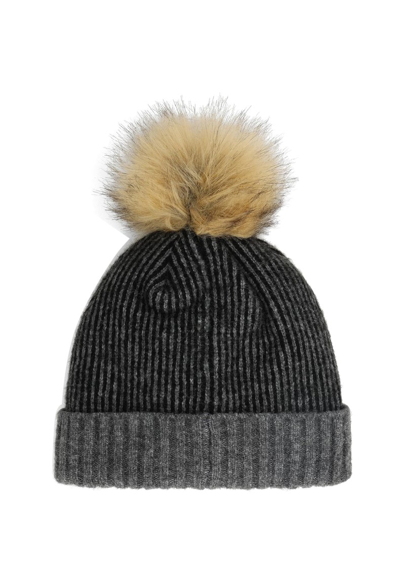 Beanie a coste grigio scuro con risvolto grigio chiaro e grande pom-pom soffice beige in cima, su sfondo bianco.