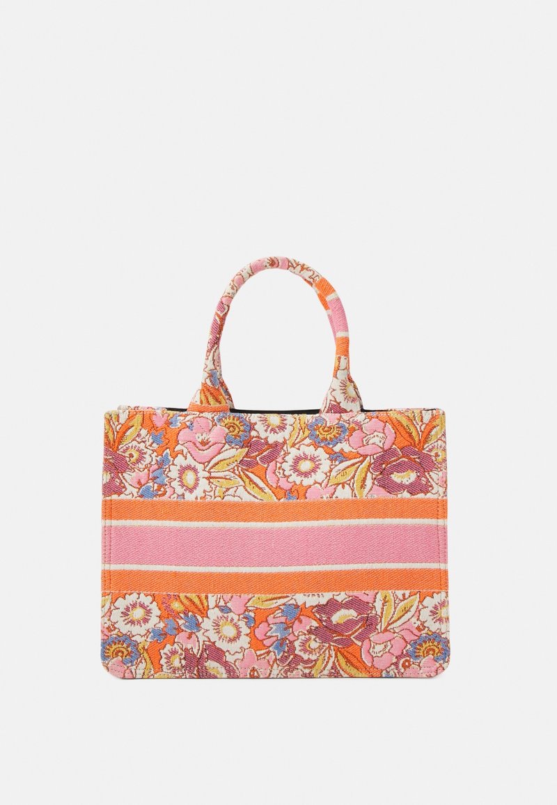 Sac fourre-tout à motif floral avec des rayures horizontales roses et orange et deux poignées courtes sur fond blanc.