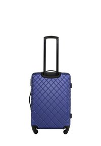 Harde koffer in donkerblauw met een diamantpatroon, uitschuifbare handgreep, zwarte accenten en vier soepel rollende wielen.