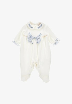 Creme-kleurige baby romper met lange mouwen, blauwe bloemenstrik op de borst, geborduurde kraag en manchetten, en drukknoopjes langs de benen.