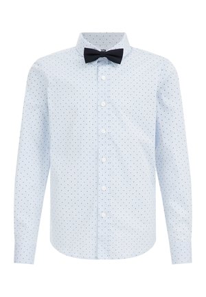 Chemise bleu clair à manches longues avec petits points foncés et nœud papillon noir au col sur fond blanc.