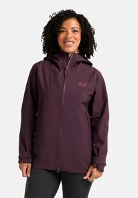 Veste imperméable violette avec capuche, fermeture éclair à l'avant et poches latérales. Présente un logo sur la poitrine ; fabriquée en tissu flexible et texturé.