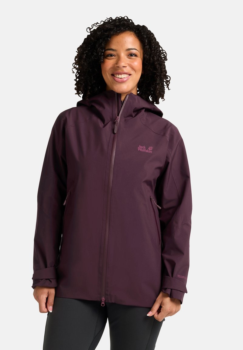 Veste imperméable violette avec capuche, fermeture éclair à l'avant et poches latérales. Présente un logo sur la poitrine ; fabriquée en tissu flexible et texturé.