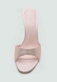 Sandale à enfiler rose avec une finition satinée lisse. Dotée d'une large sangle ornée de strass à l'avant. Semelle plate.