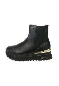 Stivaletto alla caviglia in pelle nera con pannello elastico laterale, dettaglio dorato sul tallone e suola testurizzata per una migliore aderenza. Logo sul lato.