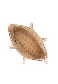 Beige leren tote bag met dubbele handvatten, een ritssluiting en een ruime tan interieur met een herhalend "WITTCHEN" logo patroon.