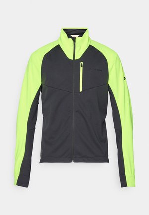 Giubbotto grigio con zip verde neon, colletto alto, maniche lunghe e tasca sul petto. Presenta un tessuto morbido e un design minimalista.