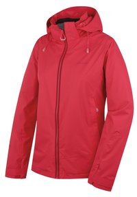 Červená vodotěsná bunda s přiléhavou kapucí, předním zipem a nastavovacími stahovacími šňůrkami. Má hladkou texturu a zesílené manžety.