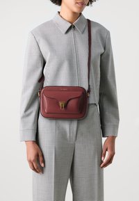 Coccinelle BEAT SOFT - Torba čez telo - brown