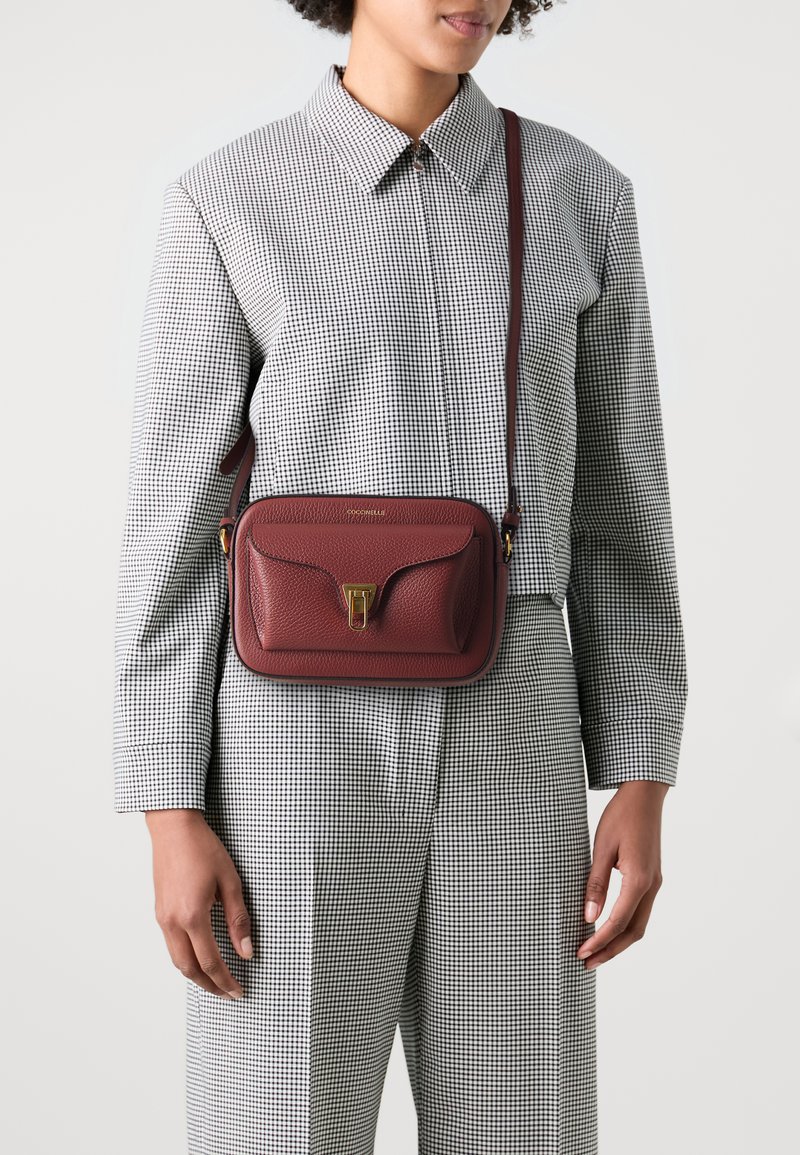 Coccinelle BEAT SOFT - Torba čez telo - brown