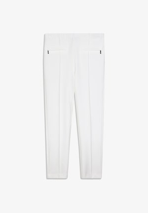 Witte broek met een gladde textuur, voorzien van een rechte pijpvorm, twee achterzakken met ritsen en voorplooien voor extra detail.