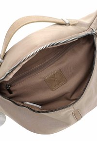Borsa in tessuto beige con chiusura a zip, esterno liscio e tasca interna con zip e patch logo. Design semplice e funzionale.