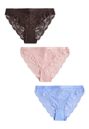 Trzy damskie majtki typu bikini z koronki w czarnym, różowym i jasnoniebieskim kolorze, ułożone pionowo na białym tle.