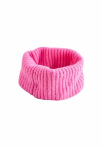 Bandeau en tricot rose à côtes, fabriqué à partir d'un matériau doux, doté d'une forme large et arrondie et d'une texture confortable. Pas de matériel ni d'accents présents.