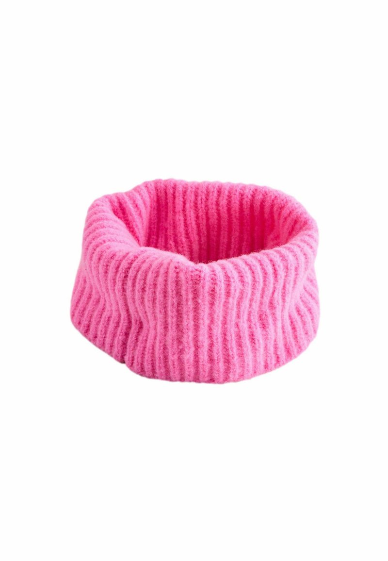 Bandeau en tricot rose à côtes, fabriqué à partir d'un matériau doux, doté d'une forme large et arrondie et d'une texture confortable. Pas de matériel ni d'accents présents.
