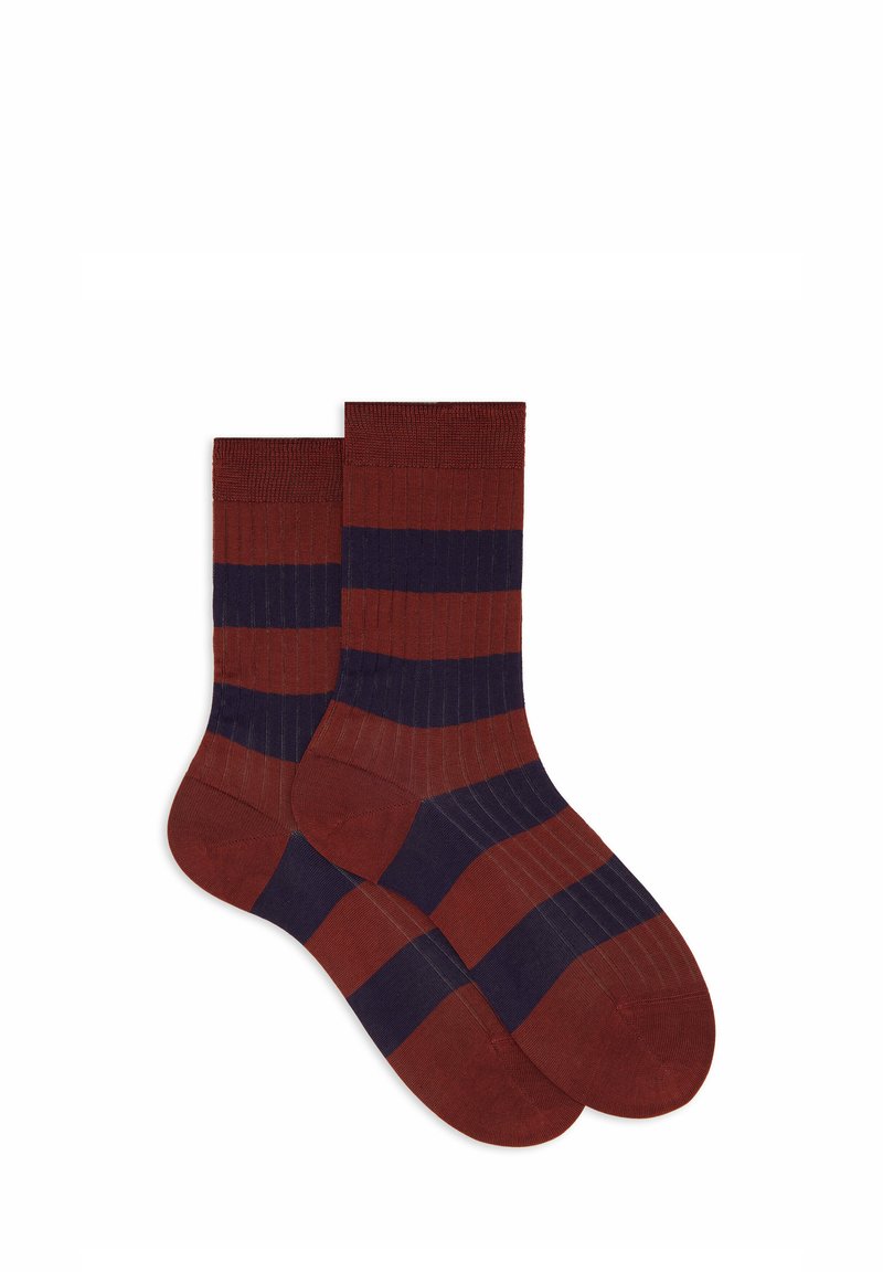 Calze a coste con collo rotondo, caratterizzate da strisce alternate in rosso scuro e blu navy. Realizzate in materiale morbido con un comodo polsino elastico.