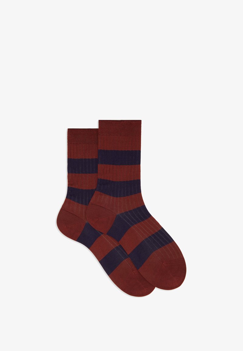 Calze a coste con collo rotondo, caratterizzate da strisce alternate in rosso scuro e blu navy. Realizzate in materiale morbido con un comodo polsino elastico.