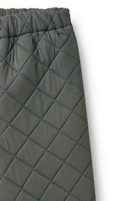Kviltet gråt stof med et diamantmønster og kontraststing, der har en elastisk talje for justerbar pasform.