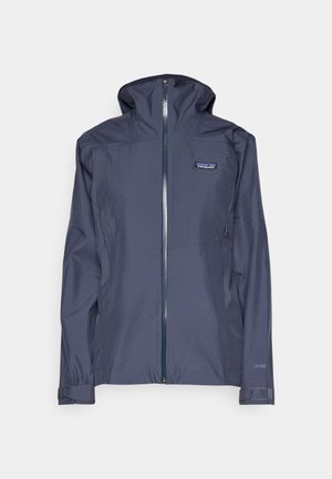 Dunkelblaue wasserdichte Jacke mit hohem Kragen, Reißverschluss, langen Ärmeln und verstellbaren Manschetten. Mit Logo auf der Brust.