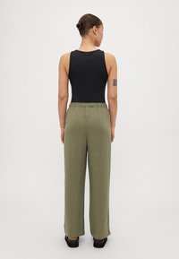 ONLY Petite ONLSIESTA PULL UP  - Bukse - deep lichen green