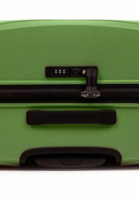 Zelený tvrdý kufr s texturovaným povrchem, kombinovaný s černým zipem a zámkem. Obsahuje pevnou rukojeť a kompaktní design.