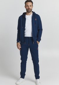 FQ1924 FQFENRIS REGULAR FIT - Treniņtērpa apakšdaļas - navy peony