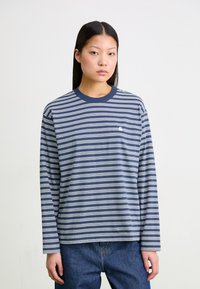 Camisa de manga longa às riscas azul e branca com um decote redondo e detalhe do logo no peito, feita de um tecido de algodão suave.