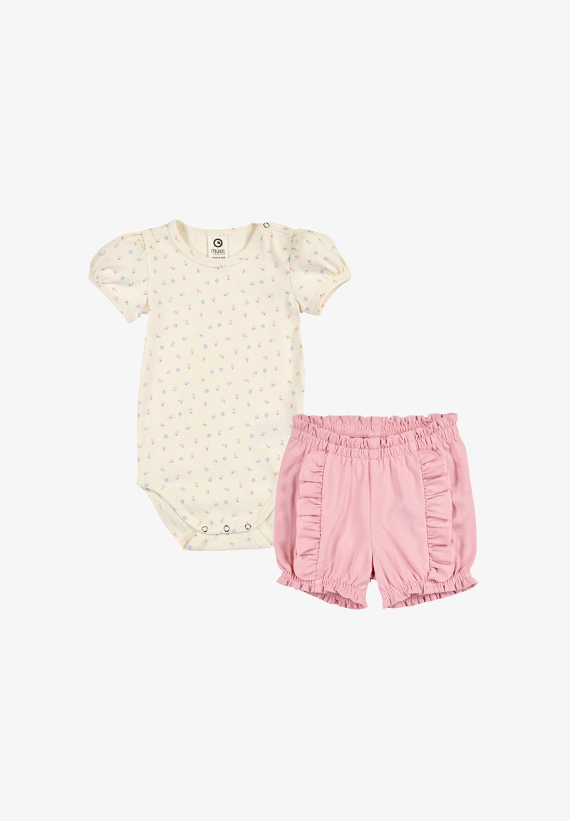 Body bébé crème à manches courtes avec un petit imprimé floral, accompagné d'un short bébé rose à taille élastique et volantée.