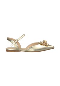 Zapato plano dorado con punta afilada, acabado metálico brillante y una decoración floral en la parte frontal. Correa ajustable en el talón.