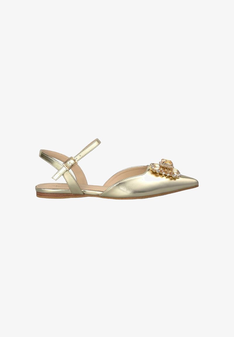 Chaussure plate dorée avec un bout pointu, finition métallique brillante et une décoration florale sur le devant. Bandoulière ajustable au talon.