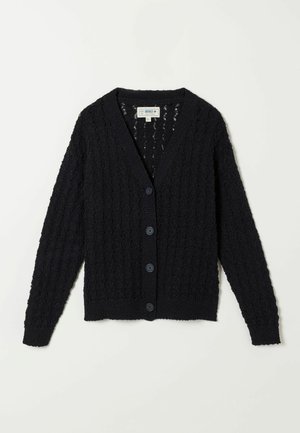 Cardigan negru tricotat cu model in relief, mâneci lungi, guler în V și patru nasturi în față, așezat pe o suprafață albă.