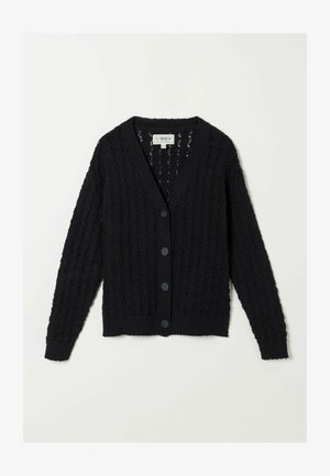 Schwarzer gestrickter Cardigan mit Zopfmuster, langen Ärmeln, V-Ausschnitt und vier Knöpfen vorne, flach auf einem weißen Hintergrund liegend.