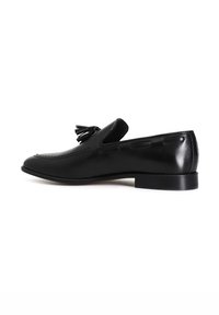 Schwarze Lederloafers mit dekorativen Quasten, ausgestattet mit einer glatten Oberfläche, runder Zehenform und niedrigem Blockabsatz. Seitliche Ausschnitte für Atmungsaktivität.