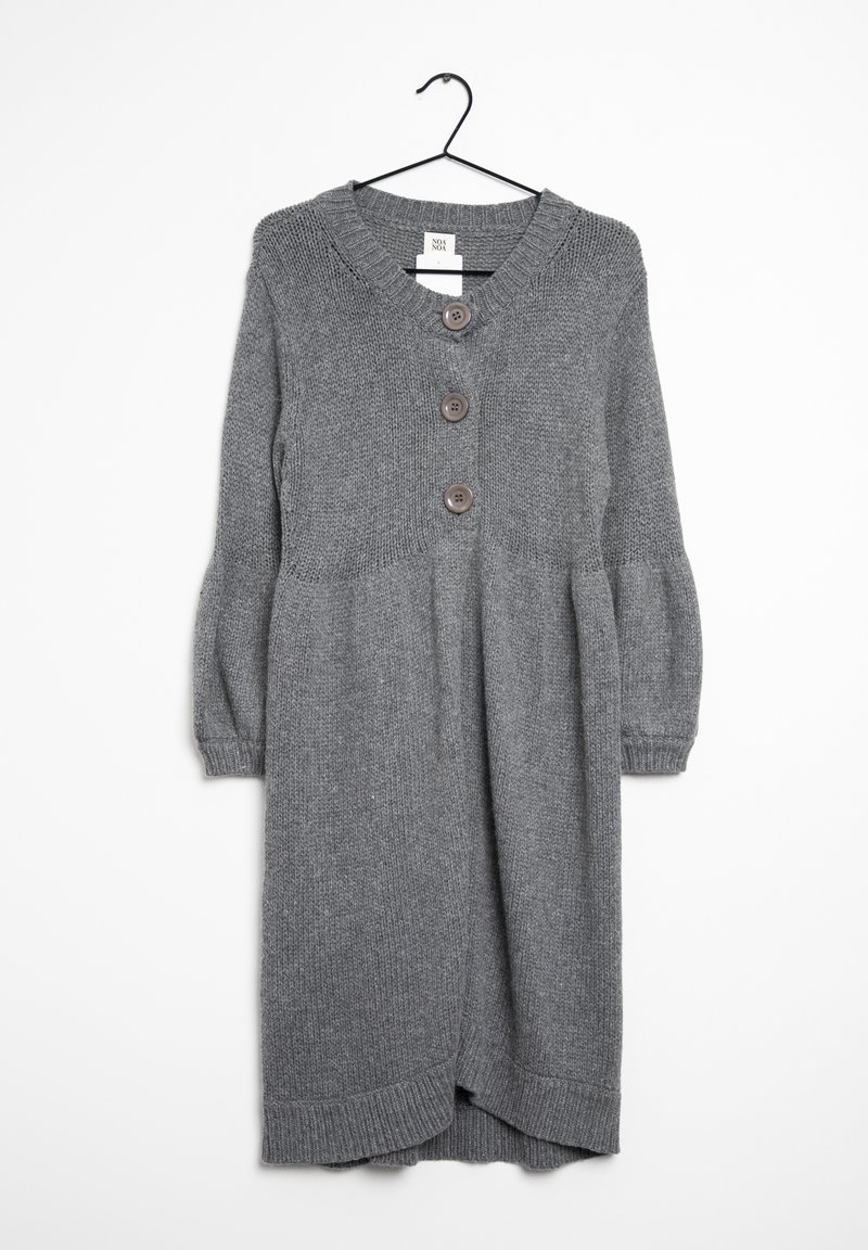 Long cardigan gris tricoté avec trois gros boutons, poignets et ourlet côtelés, suspendu sur un cintre noir sur fond blanc.