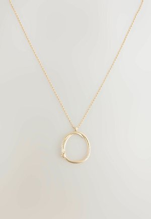 Goldene Halskette mit einem runden Anhänger, der auf einer Seite mit kleinen klaren Steinen verziert ist, aufgehängt an einer filigranen Kette.
