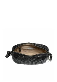 Borsa nera in pelle trapuntata con chiusura a zip, dotata di un interno beige e di una piccola tasca interna per l'organizzazione.