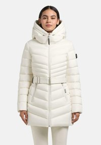 Witte pufferjas met een chevron-quiltpatroon, hoge kraag en oversized capuchon. Voorzien van een ceintuur in de taille en ritssluitingen in de zakken. Gladde textuur.