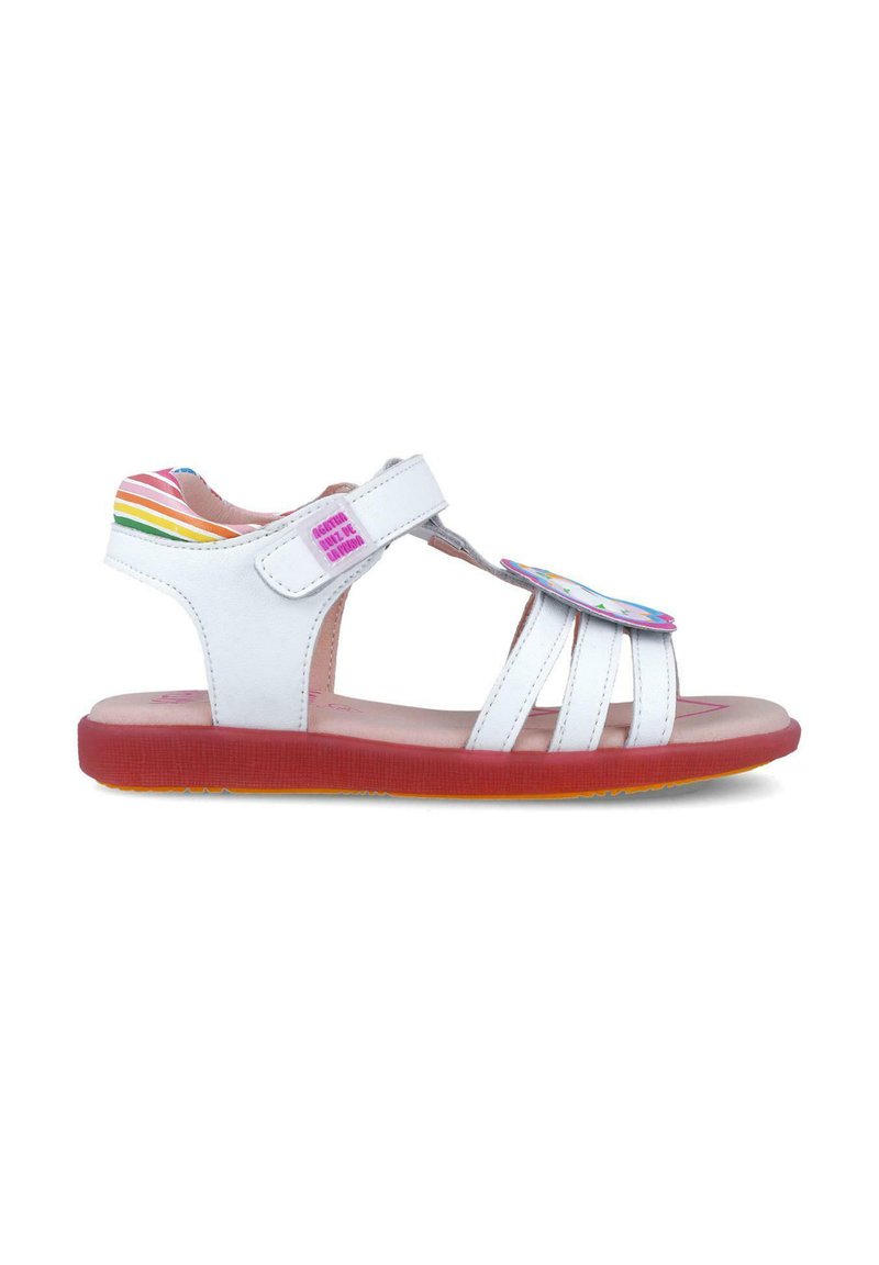 Sandalias blancas para niños con múltiples correas, detalles de rayas arcoíris en el talón y suela roja. Cierre de velcro para poner y quitar fácilmente.