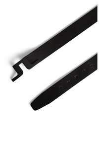 Cintura in pelle nera con finitura testurizzata, fibbia in metallo curvato a forma di gancio e numerosi fori esistenti per la regolazione.