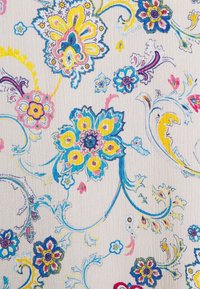 Tissu floral coloré présentant diverses grandes fleurs en bleu, jaune, rose et violet sur un fond clair et texturé.