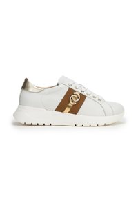 Baskets en cuir blanc avec une bande marron et des accents dorés. Présentent un bout arrondi, des lacets et un talon texturé. Design de semelle plateforme.