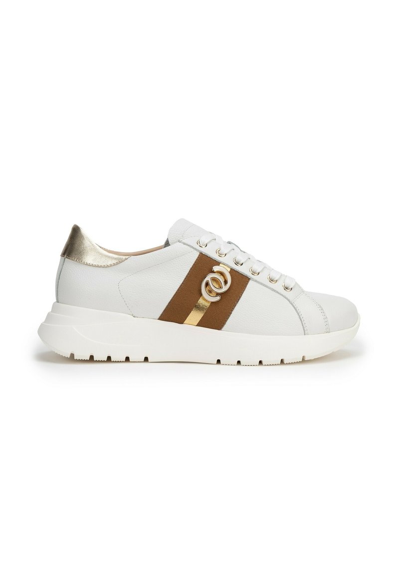 Baskets en cuir blanc avec une bande marron et des accents dorés. Présentent un bout arrondi, des lacets et un talon texturé. Design de semelle plateforme.