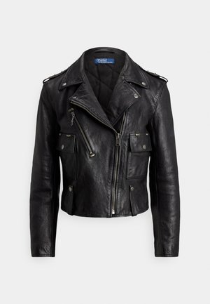 Zwarte leren motorjas met een tailleriem, ritssluiting aan de voorkant, meerdere zakken, met studs versierde schouderaccenten en een notched kraag.