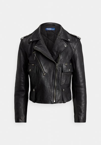 Crna kožna jakna za motocikliste s remenom u struku, patentnim zatvaračem sprijeda, više džepova, ukrasima sa zakovicama na ramenima i ovratnikom s urezima.